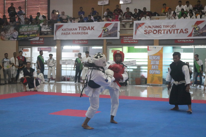Kenshi Jombang, Anisa Arum Sari (merah) saat bertanding lawan Priyanka Kareena Wiryoatmojo dari Kota Surabaya di GOR Unipdu, (13/9).