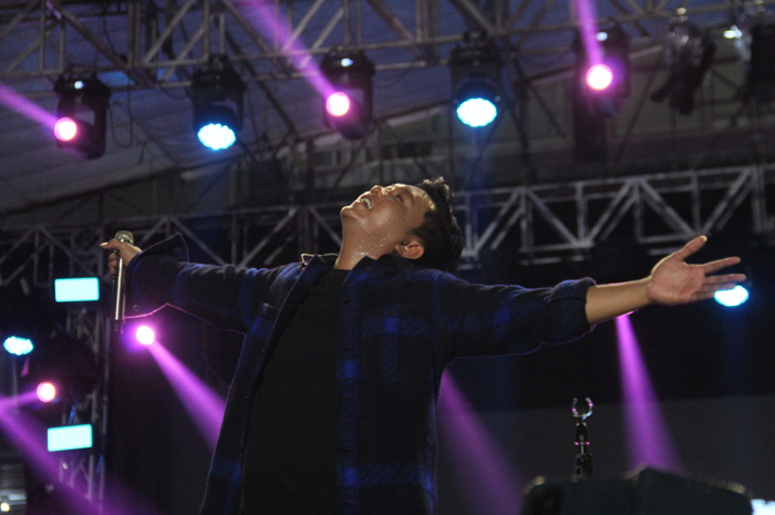 Denny Caknan saat hadir membawakan lagu &ndash;lagu mellow di Jombang, Rabu (14/9) malam.