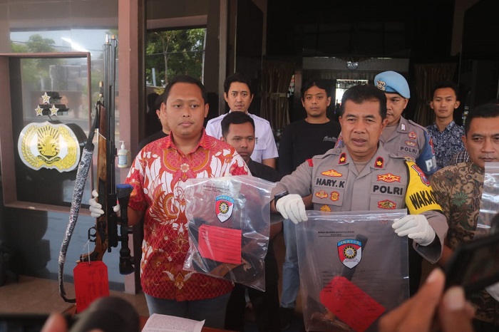 Polisi menunjukkan barangbukti senapan dan palu yang digunakan pelaku membunuh korbannya di Jombang