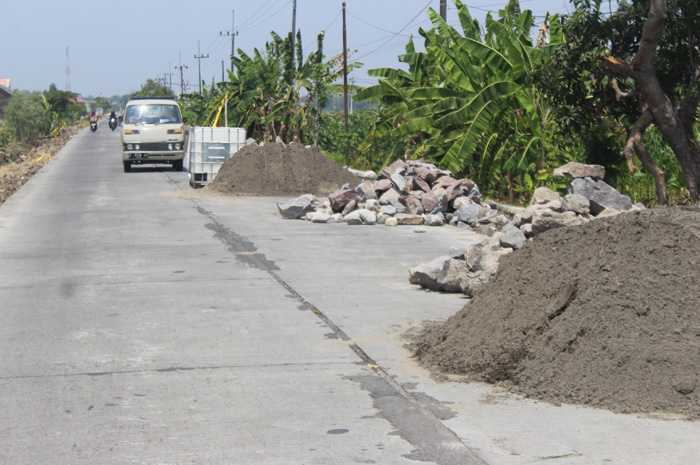 PRoyek pelebaran jalan ruas Kabuh-Tapen yang didanai APBN masih berkutat di pekerjaan TPJ