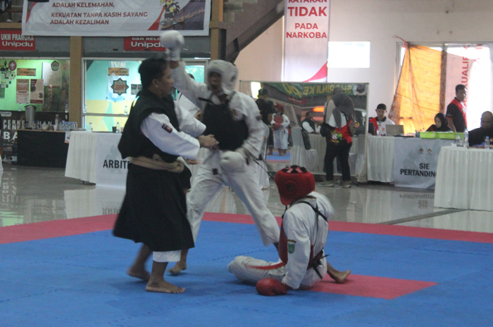 Affrian Ray Agre Putra Kenshi Jombang (putih) saat final melawan Muhammad Ali Ibnu Nastiar dari Kabupaten Pasuruan (merah) di GOR Unipdu Jombang, kemarin (15/9).