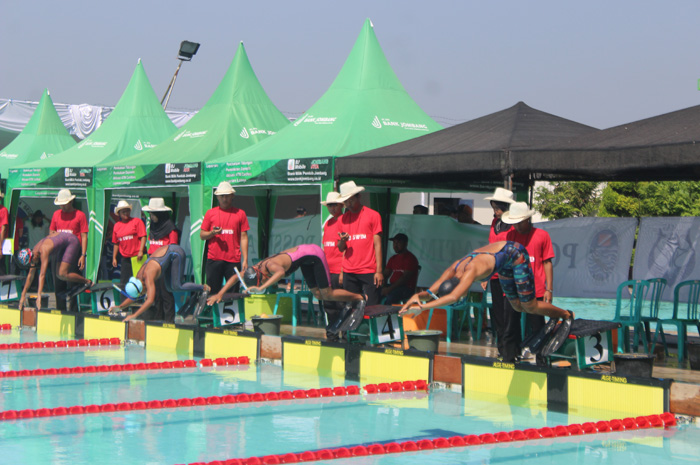 Peselam Jombang, Fita Rachma Ardhana (lintasan 3) saat mengikuti penyisihan nomor bifins 400 meter putri di kolam renang Aquatic STKIP PGRI Jombang, kemarin (15/9).