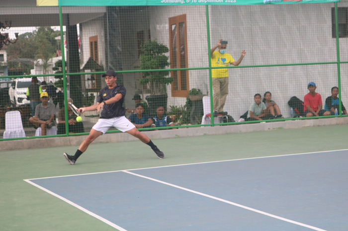Petenis Kota Probolinggo, M Shafi, saat semi final ganda putra melawan petenis Lamongan di lapangan tenis Pendopo Kabupaten Jombang, kemarin (15/9).