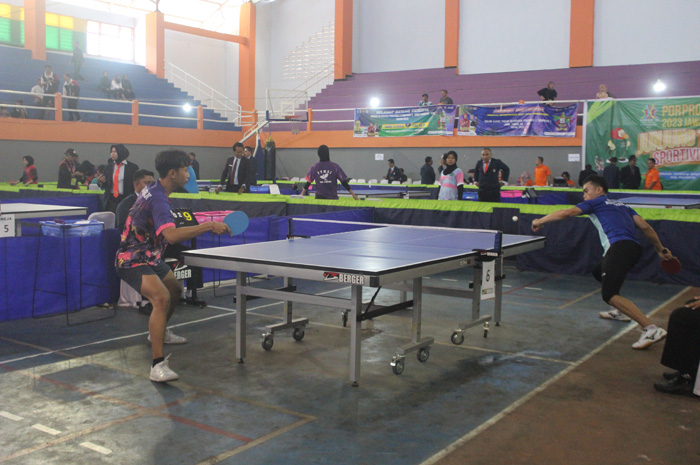 Petenismeja Kota Kediri, Affan Mauludana Pratama (biru muda) peraih medali emas tunggal putra saat bertanding melawan kontingen Sidoarjo di babak delapan besar di GOR Merdeka Jombang, (15/9).
