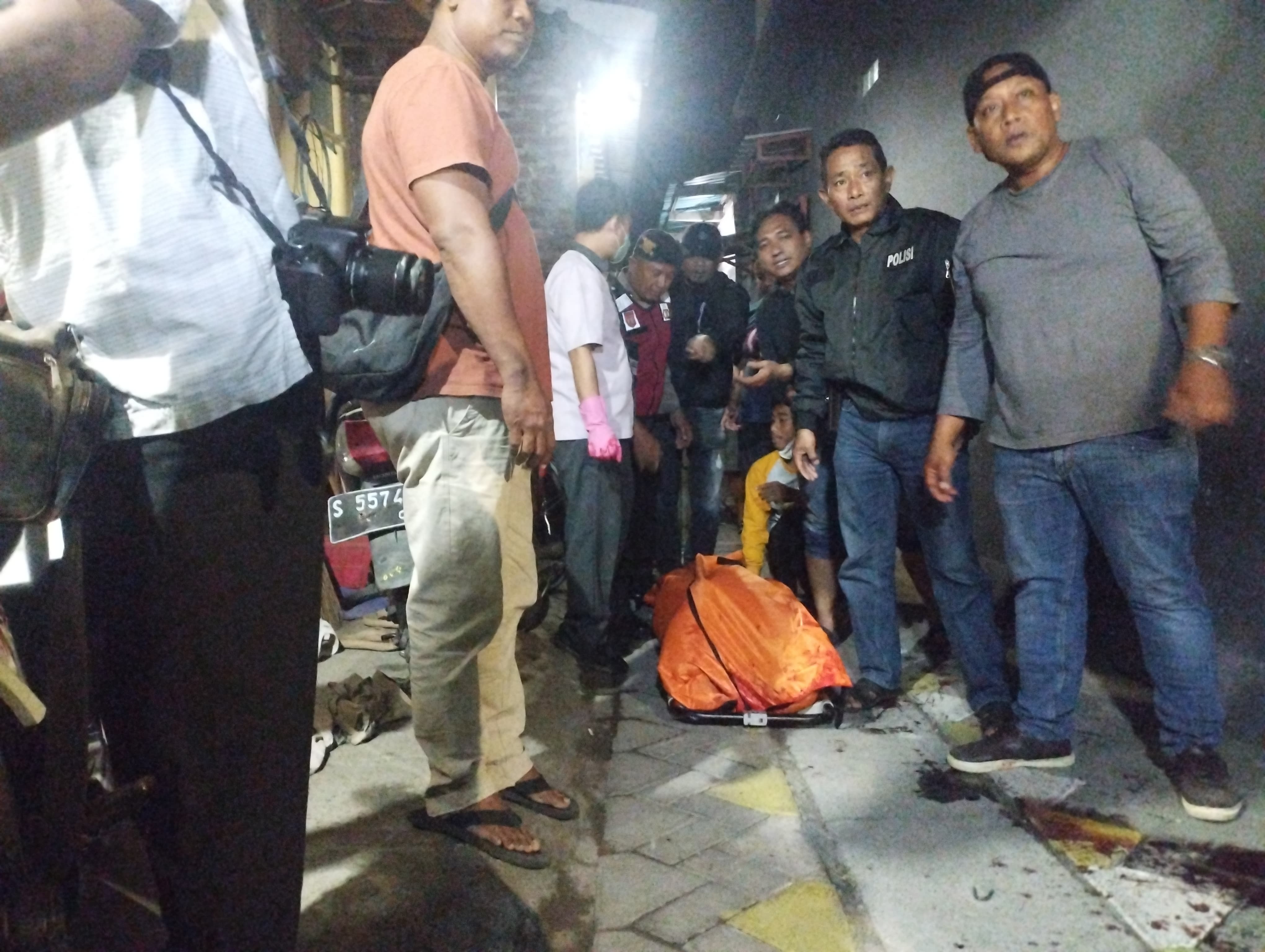 Polisi saat mengevakuasi jasad M Sapto Sugiyono dari lokasi kejadian Kamis (14/9) malam.