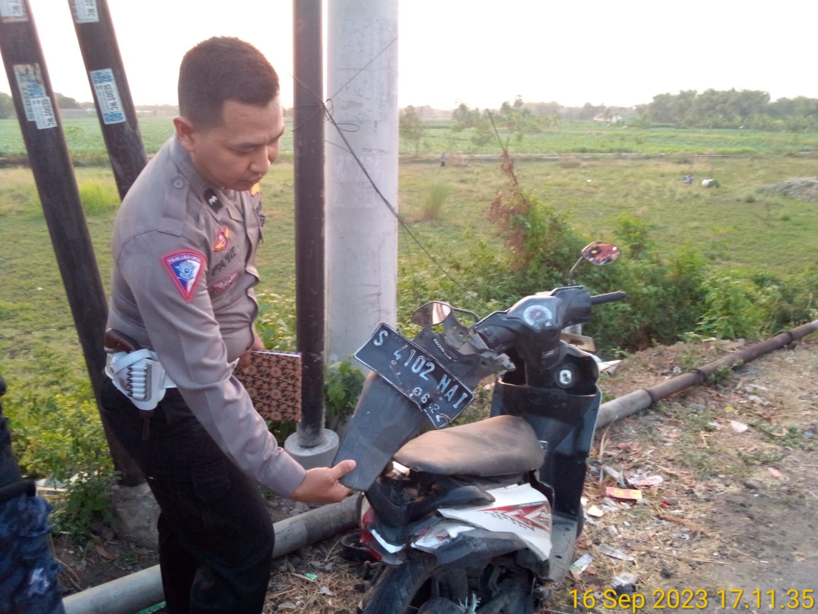 Polisi saat melakukan olah kejadian perkara di lokasi kejadian kecelakaan antara motor dan Bus di Mojoagung