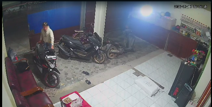Tangkapan layar CCTV yang merekam aksi pencurian motor di Desa Sebani, Kecamatan Sumobito, Jombang