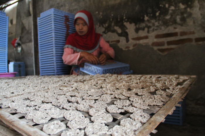 Produksi kerupuk uyel di Dusun Mireng, Desa Sumberagung, Megaluh tetap eksis sejak 1992.
