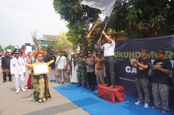 Kepala Desa Dukuhdimoro memberangkatkan peserta karnaval desa