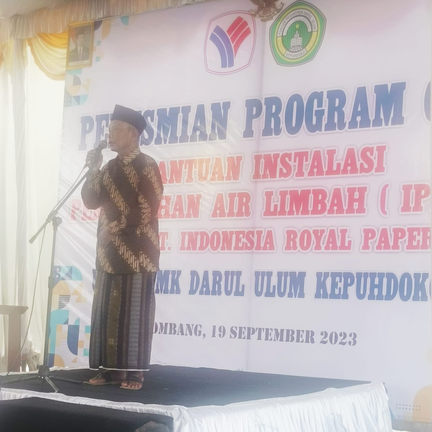 Pengasuh Ponpes Darul Ulum Kepuhdoko KH Mustain Hasan saat memberikan sambutan usai menerima bantuan CSR