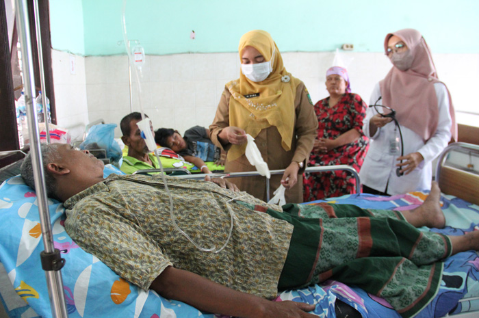 Petugas Puskesmas Cukir sedang merawat warga yang masih diopname usai mengalami keracunan makanan yasinan