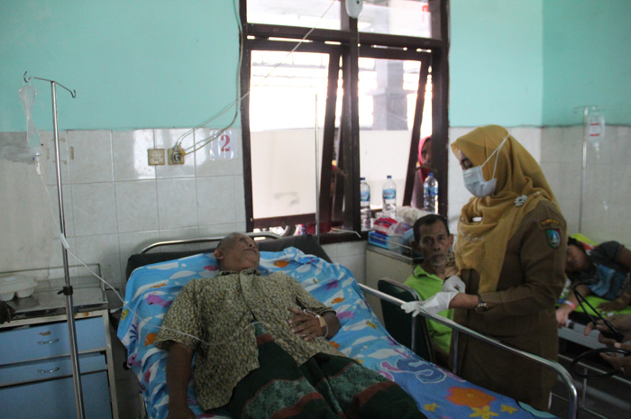 Salah satu pasien keracunan masih menjalani perawatan di Puskesmas Cukir kemarin.