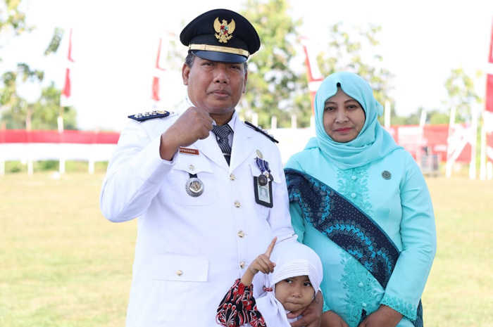 Camat Perak Supriyono bersama istri