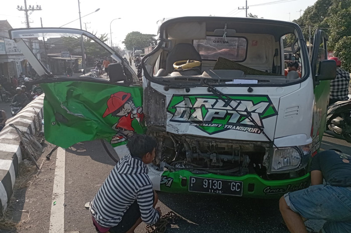 Salah satu kendaraan yang mengalami kecelakaan di embong miring perak (18/9)