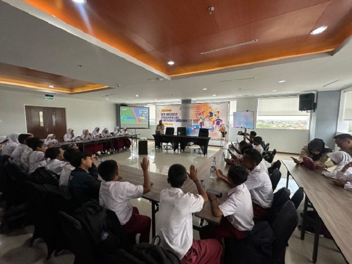 Kegiatan Bank Jombang University yang memberikan pendidikan dan literasi keuangan kepada siswa di Jombang