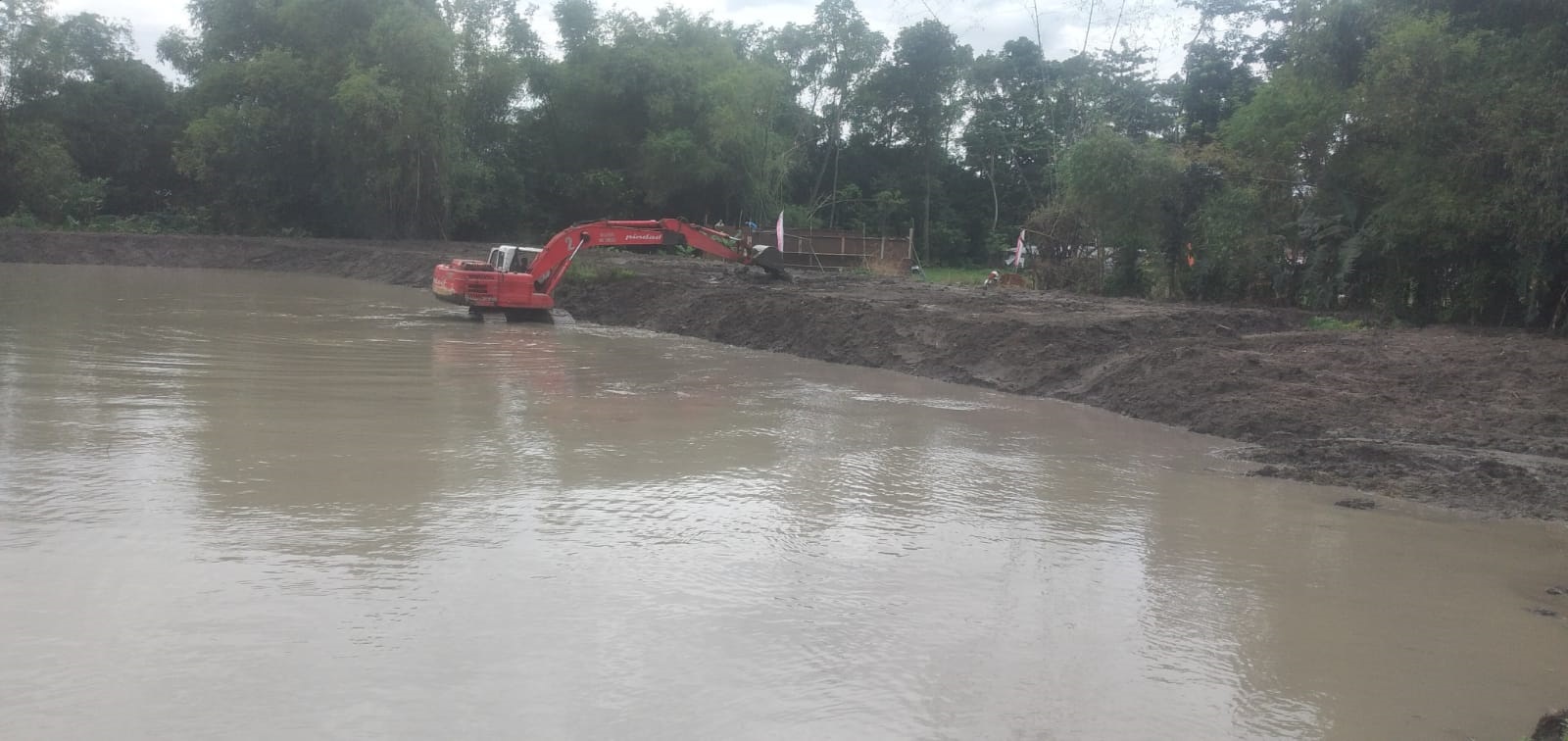 Kegiatan normalisasi pada Embung Randulawang di Desa Bandung, Kecamatan Diwek yang dilakukan Dinas PUPR Kabupaten Jombang