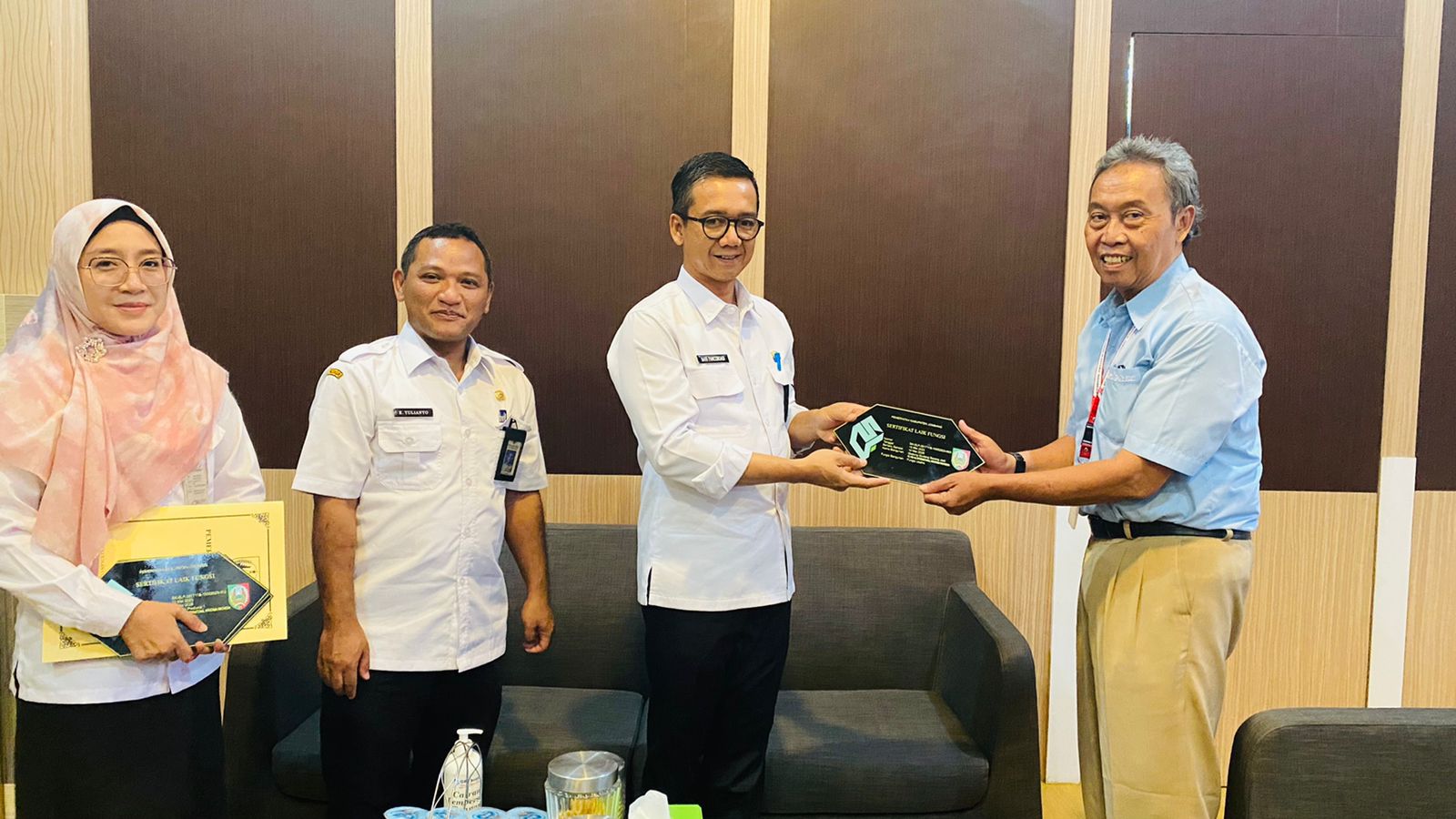 Kepala Dinas PUPR Jombang menyerahkan pelakat pada praktisi konstruksi bangunan di Jombang