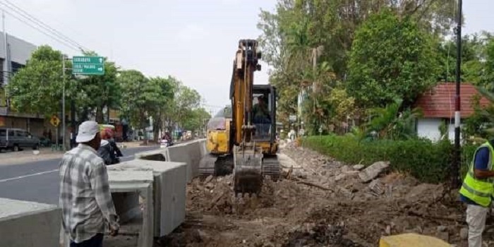 Proses pemasangan Box Culvert pada proyek trotoar Jl Gus Dur Jombang