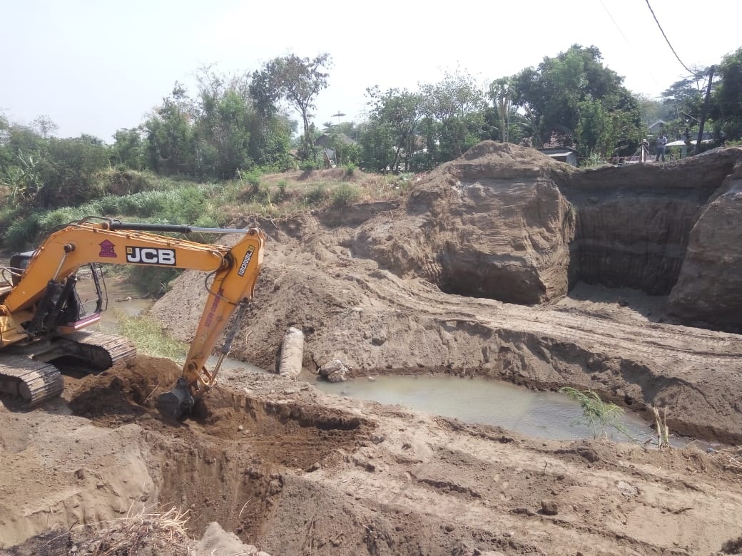 Proses pembangunan Jembatan Brodot di Kecamatan bandarkedungmulyo yang tengah berlangsung