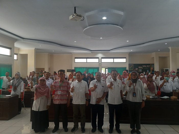 Wakil Bupati Sumrambah bersama Kepala DPPKB PPPA dr Pudji Umbaran, narasumber dan undangan diseminasi audit kasus stunting di Gedung PKK Jombang, kemarin (20/9).