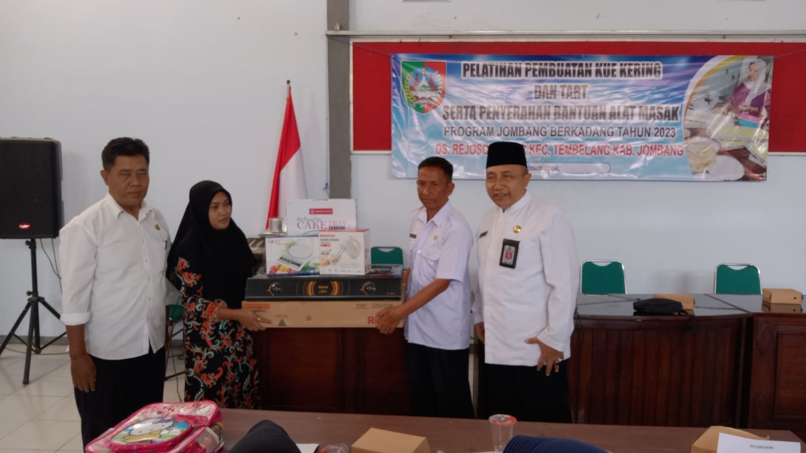 Pelatihan kue kering dan penyerahan alat masak di Desa Rejosopinggir Kecamatan Tembelang.