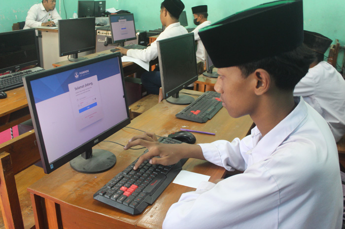 Siswa MTsN 15 Jombang saat mengerjakan soal ANBK di lab komputer, kemarin (19/9).