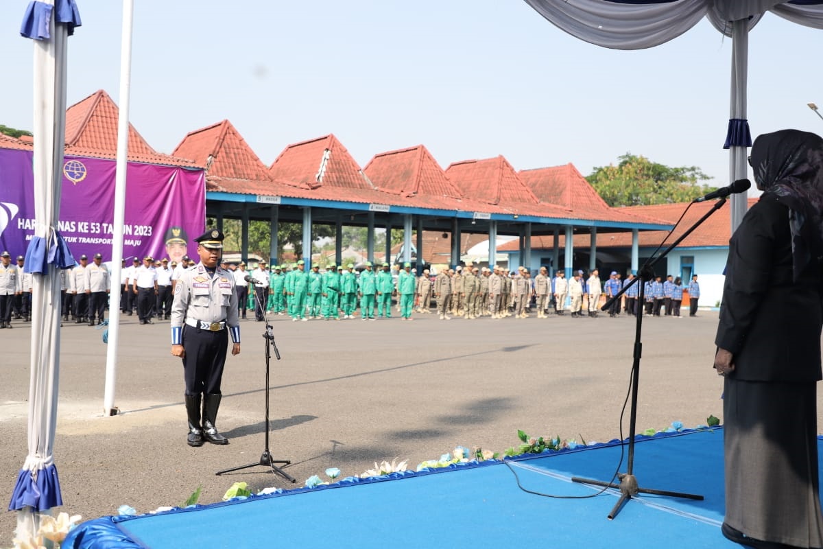 Bupati Jombang Mundjidah Wahab saat memimpin upacara hari perhubungan nasional di Dinas Perhubungan Jombang