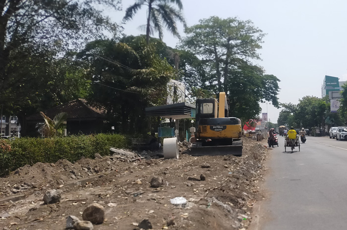 Proyek pembangunan trotoar Jl Gus Dur di Jombang yang tengah berlangsung