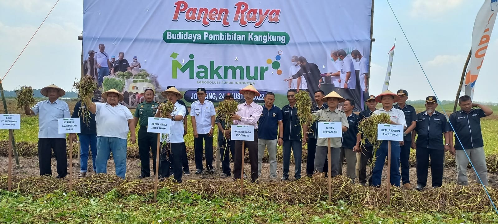 Bupati Jombang bersama Forkopimda memimpin panen raya Kangkung di kecamatan Ngusikan