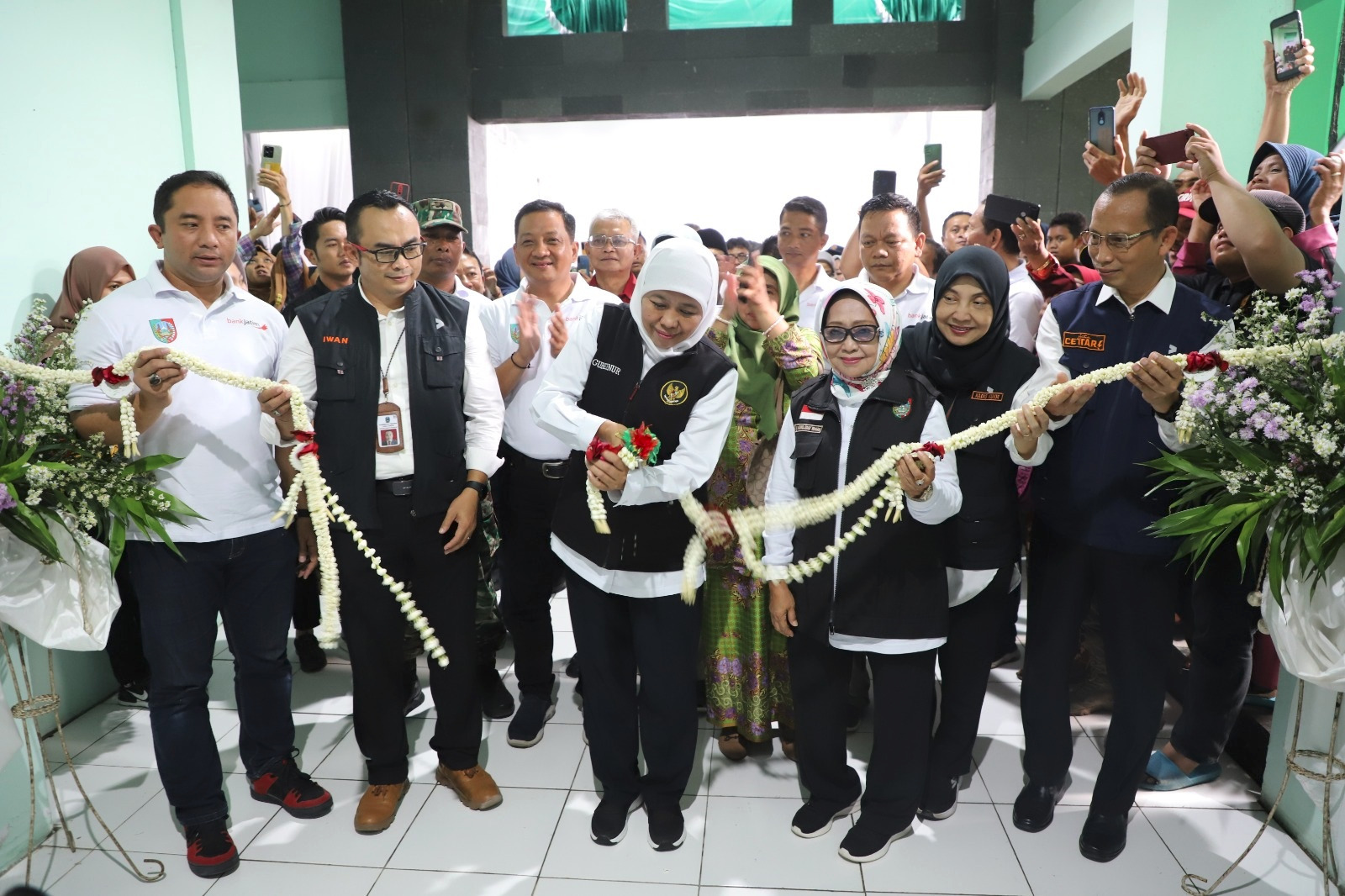Bupati Jombang Hj Mundjidah Wahab dan Gubernur Jatim Khoififah Indar Parawansa meresmikan Pasar Perak Jombang