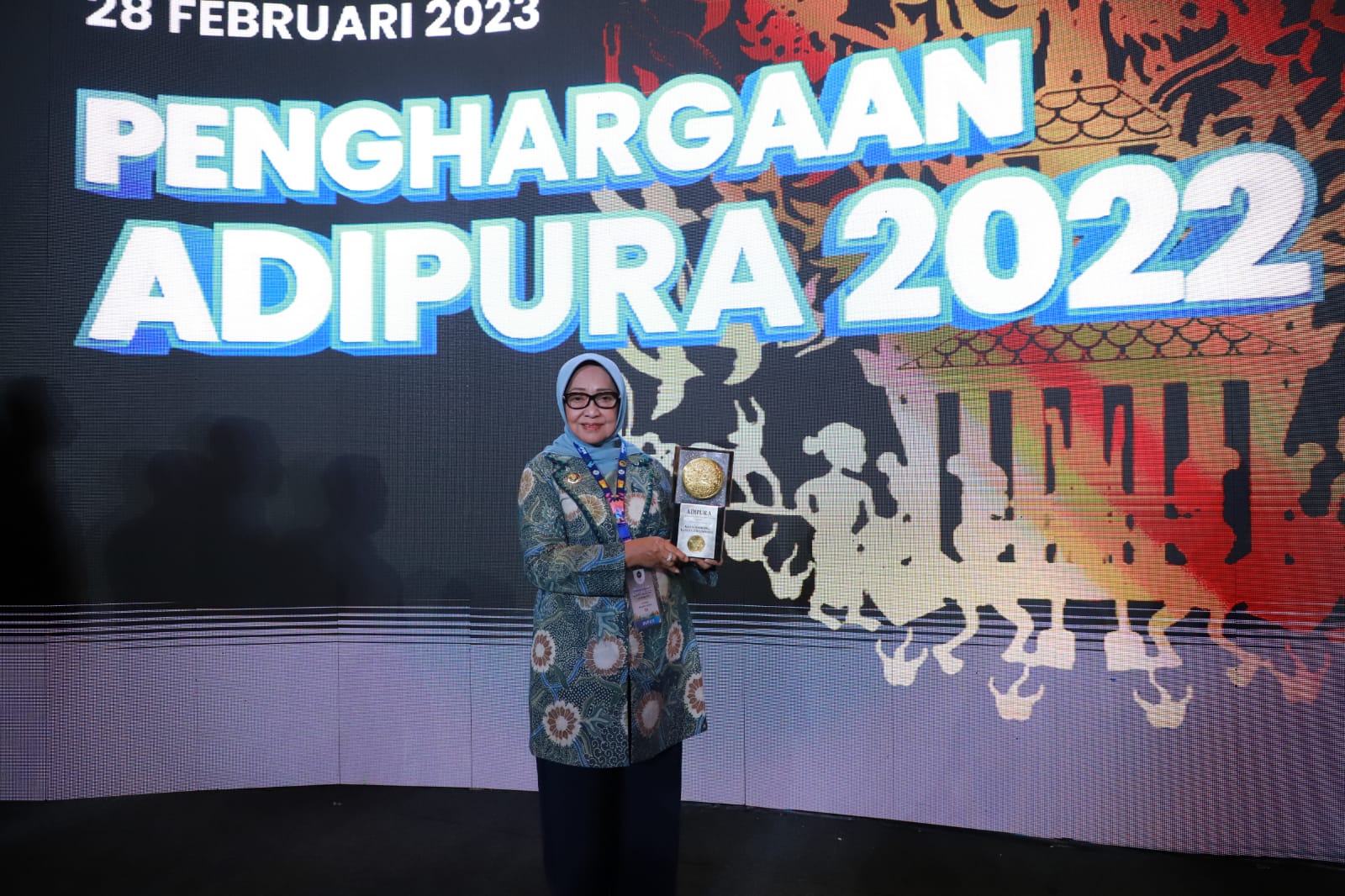 Bupati Jombang saat menerima penghargaan Adipura kategori kota sedang