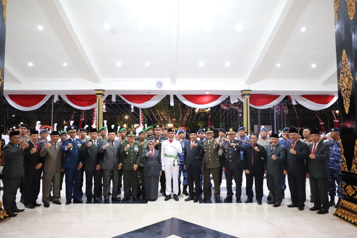 Bupati Hj Mundjidah Wahab saat mengukuhkan Paskibraka 2023.