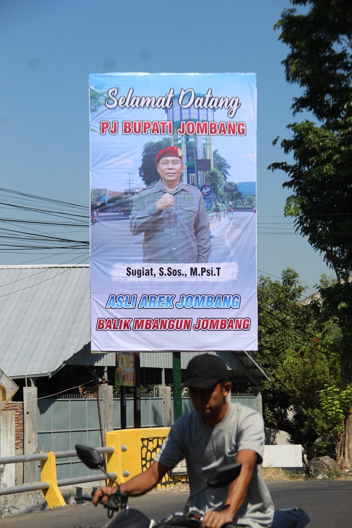 Baliho ucapan selaat datang untuk SUgiat di Desa Blimbing, Gudo yang dipasang rekan dan kerabatnya secara swadaya.
