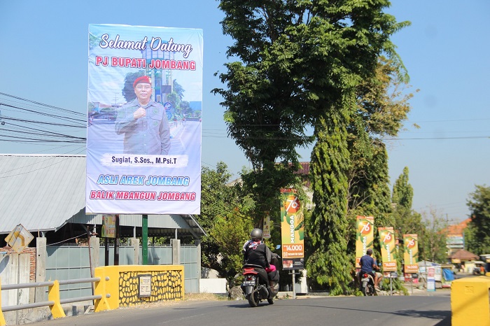 Baliho ucapan selamat datang kepada Sugiat, Calon Pj Bupati Jombang telah dipasang warga di Jl Raya Desa Blimbing, Kecamatan Gudo Jombang.