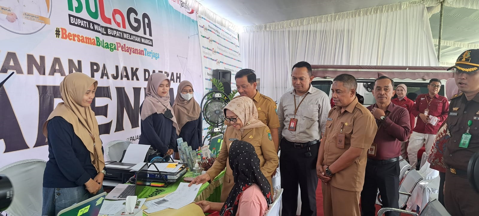 Bupati Jombang saat mengunjungi stand milik Bapenda Jombang di kegiatan Bulaga