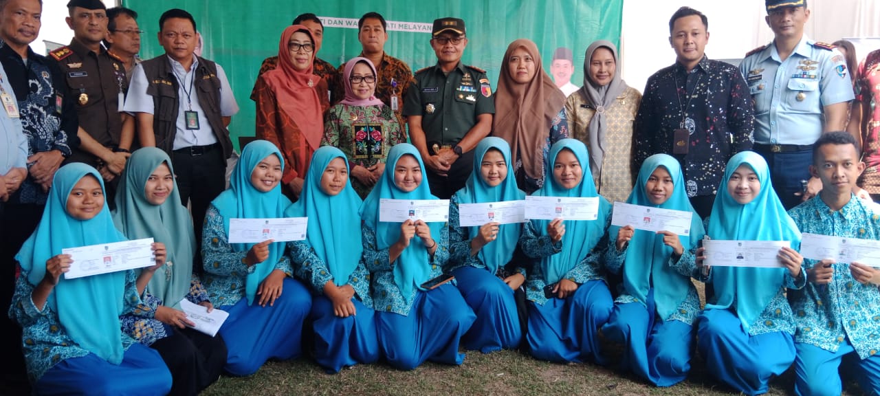 Bupati Jombang bersama Forkopimda saat meninjau stand Disnaker Jombang di Bulaga, Kecamatan Tembelang