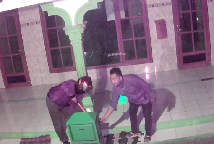 Aksi kedua pelaku pembobol kotak amal yang terekam kamera CCTV di musala Dusun medeleg, Desa Tampingmojo, Kecamatan Tembelang
