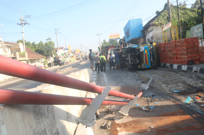Kondisi truk saat terguling usai menabrak pembatas jembatan ploso