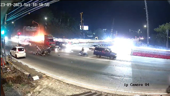 potongan gambar CCTV yang merekam detik-detik kecelakaan di exit Tol Bawen, Semarang