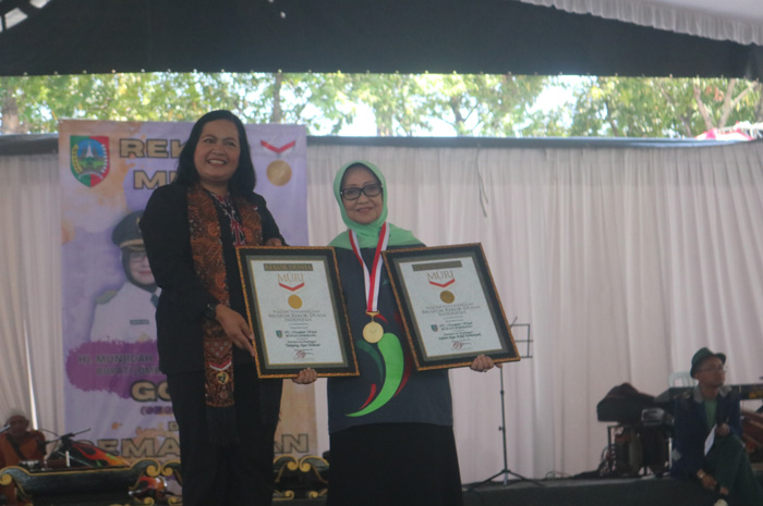 Bupati Jombang dan representasi MURI menunjukkan piagam penghargaan rekor tumpeng ikan raksasa