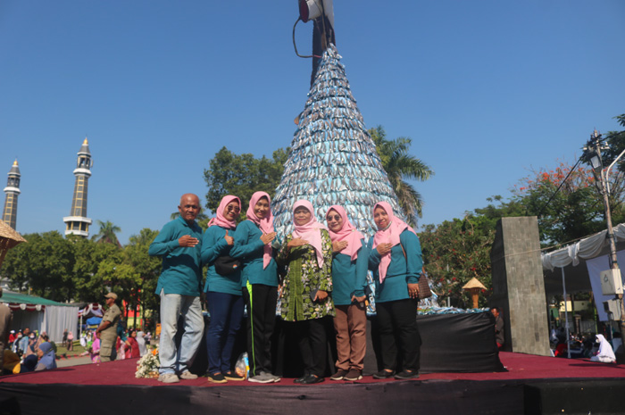 Tumpeng ikan terbesar dari DKPP Jombang yang juga mendapat rekor MURI