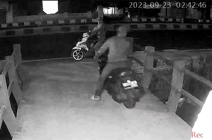 Aksi pencurian sepeda motor yang terjadi di piggir jalan nasional Desa Miagan, Kecamatan Mojoagung
