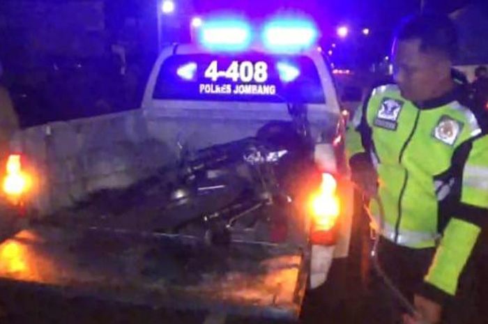 Petugas kepolisian saat mengevakuasi motor korban tabrak lari di jalan nasional Desa Janti, Kecamatan Jogoroto, Jombang