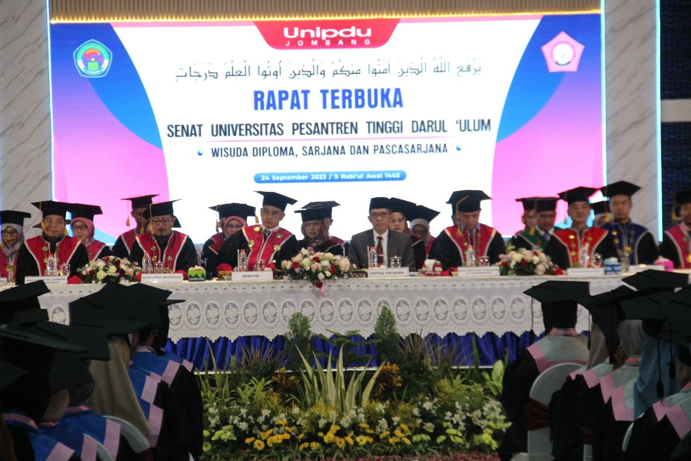 Mahasiswa Unipdu Jombang saat mengikuti prosesi wisuda di GOR Abi Asad Unipdu.