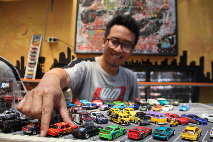 Yogi Prayoga, 34 saat menunjukan koleksi mobil mainan diecast di rumahnya, Kelurahan Jombatan.
