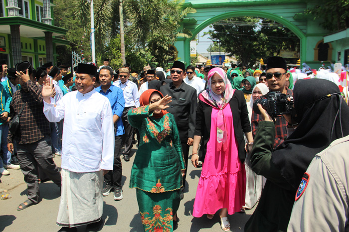 Purna Bupati Jombang Mundjidah Wahab setelah dikirab pulang dan sampai di PP Bahrul Ulum Tambakberas, kediamannya.
