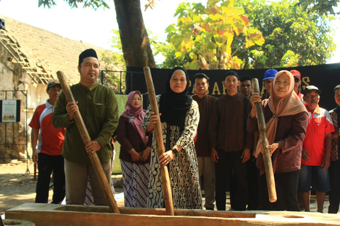 Tampilan kesenian lesung di Pasar Brantas di Desa Ngogri, Kecamatan Megaluh