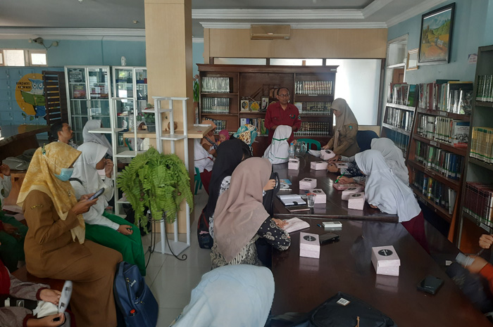 Finalis lomba bertutur saat mengikuti technical meeting dan pengundian di kantor Disperpusip Jombang