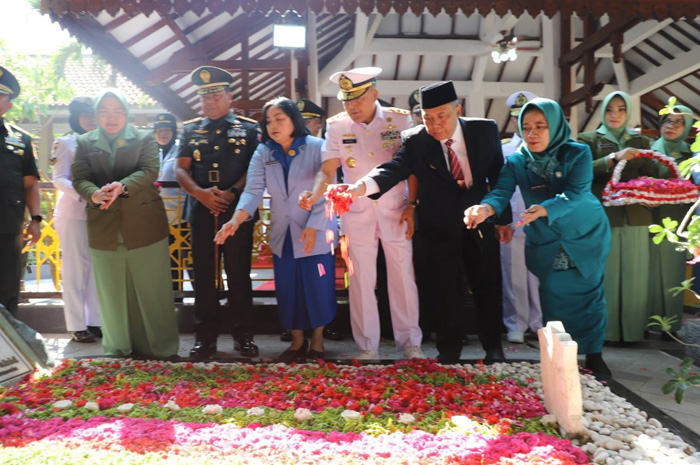Pangdam V Brawijaya Mayjen TNI Farid Makruf ziarah ke makam Gus Dur di Ponpes Tebuireng, Rabu (27/9).