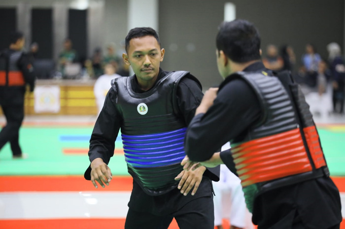 Eko Febrianto (biru) saat melawan atlet dari DI Yogyakarta pada final kualifikasi PON, di Solo (14/9).
